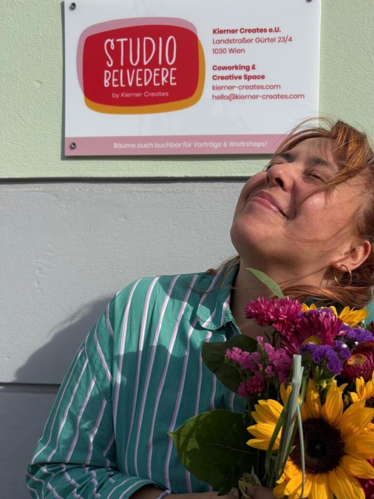 Jennifer vor dem Studio Belvedere